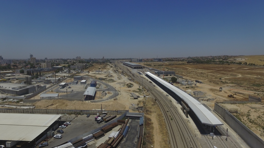 מתחם רכבת ישראל באר שבע - תמונת רחפן של המסילה ומסבב הרים